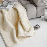Aukščiausios kokybės 100% merino vilnos antklodė. Dvigubo sluoksnio audinys užtikrins šilumą ir komfortą miego metu. Merinos vilna pasižymi termoreguliacinėmis savybės bei sugeba greitai išgarinti drėgmę, ji gerokai minkštesnė ir švelnesnė nei tradicinė vilna. Sukurta ramiam ir kokybiškam miegui. Antklodės storis – 900 g/m² (2 x 450 g/m²) Matmenys: 140x200cm